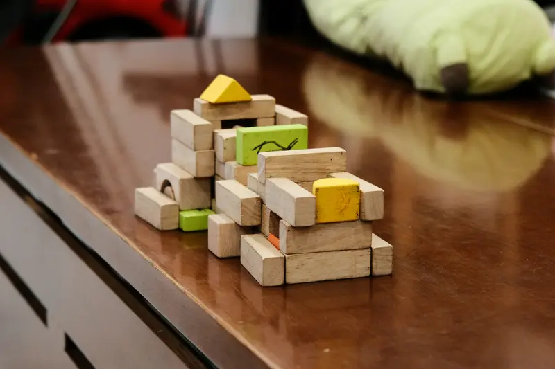 Holzbausteine stehen aufgeschichtet auf einem Tisch